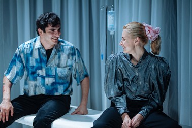 Maria Popistașu joacă cu Alex Bogdan în spectacolul „Gruesome Playground Injuries”, sursa: Facebook Apollo111 Teatrul