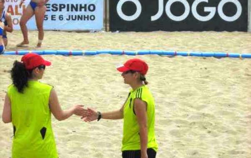 Nicoleta Tanislav şi Georgiana Doană arbitrează la CE de handbal pe plajă