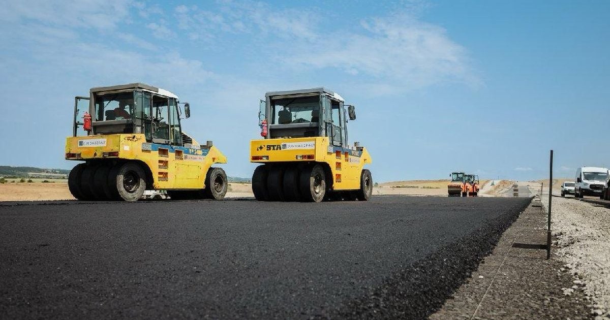 Mai multe buldozere nivelează un drum recent asfaltat, pe Autostrada A3, august 2025