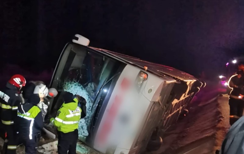 Un autocar în care se aflau şapte persoane s-a răsturnat pe DN 5, Bucureşti-Giurgiu