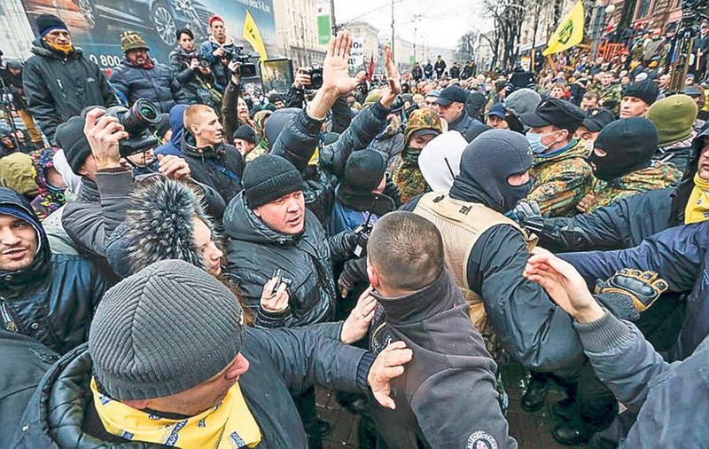 VIOLENŢE la KIEV! Bilanţul confruntărilor dintre manifestanţi şi forţele de ordine soldate a ajuns 5 morţi şi 300 de răniţi!