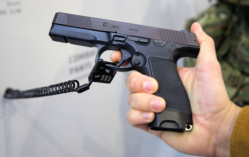 Un bărbat a fost amendat după ce s-a plimbat prin centrul orașului Arad cu un pistol de jucărie în mână