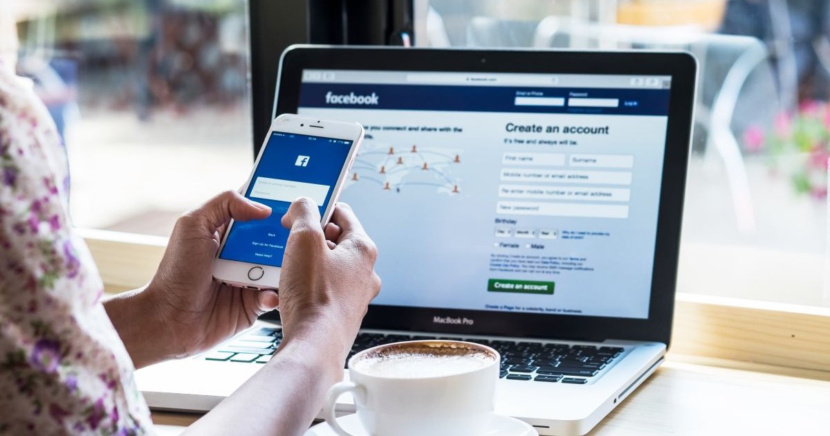 Cont de Facebook accesat pe desktop si mobil