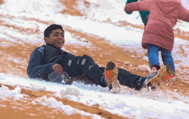 Dunele de nisip roșu din Sahara au devenit albe, după ce a nins