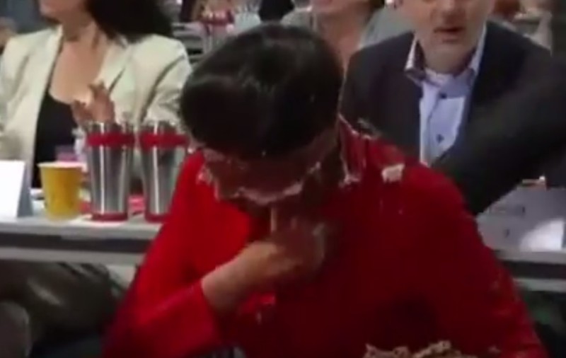 O deputată germană a fost lovită cu un tort de ciocolată