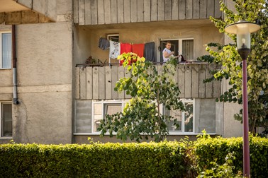 O localnică este bucuroasă că a avut apă să spele rufele