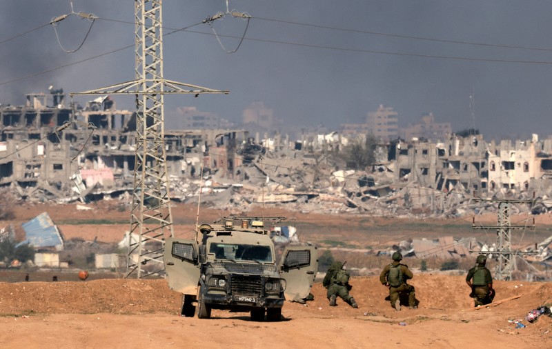 Armata israeliană își extinde ofensiva terestră în centrul Fâșiei Gaza. Războiul urmează să intre în etapa a treia