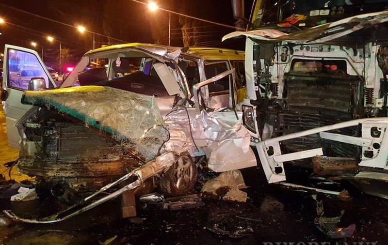 Un mort și cinci răniți în urma unui grav accident în Oradea. Impact violent dintre un camion și un microbuz
