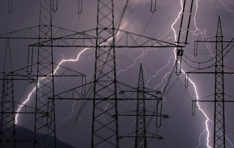 fulgere-furtuna-stalpi-energie-electrica