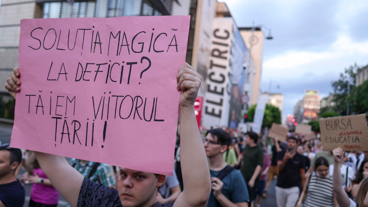 Studenții au plecat în marș din Piața Universității până în Piața Victoriei, prin Calea Victoriei