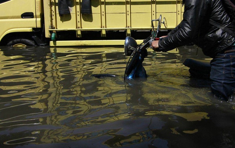 PAŞTE DE COŞMAR! Peste 100 de oameni au fost evacuaţi de urgenţă din cauza indundaţiilor