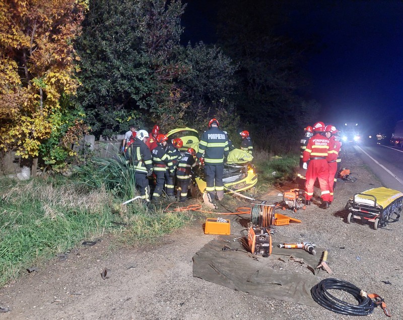Doi oameni au murit, în Neamț, după ce un TIR a spulberat un autoturism. Gestul făcut de unul dintre șoferi a dus la tragedie