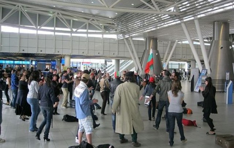 Alertă teroristă în Bulgaria. Un dispozitiv exploziv, găsit în aeroportul din Sofia 