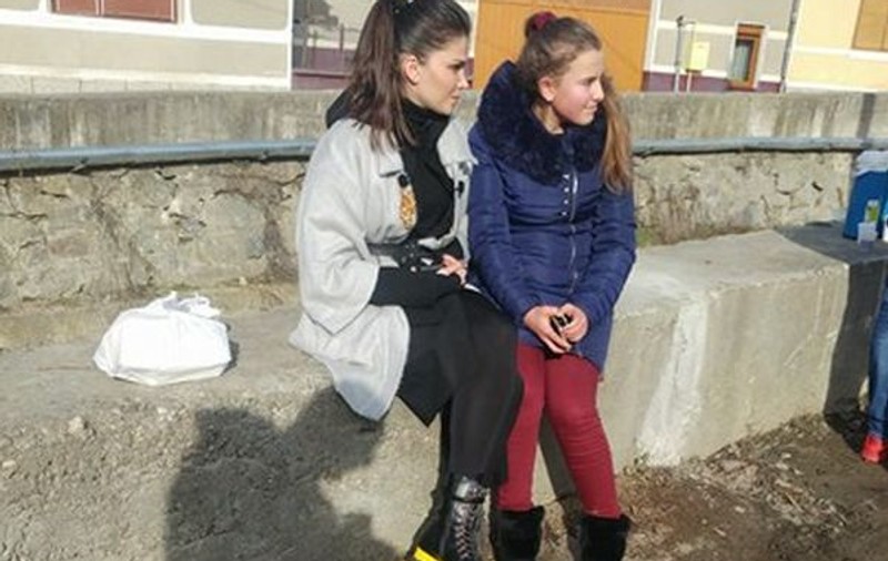 EXCLUSIV/Alina Pușcaș a ieșit la ”vânătoare” de fete frumoase. Actrița și-a folosit farmecele pentru a convinge tinere să participe la un concurs de miss