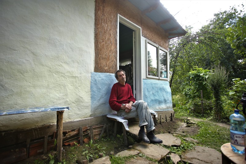 Petre, 73 de ani, nu s-a îndurat să abandoneze casa în care a crescut