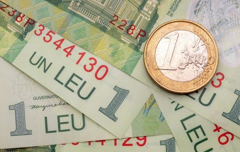 Bancnote de lei și o monedă euro.