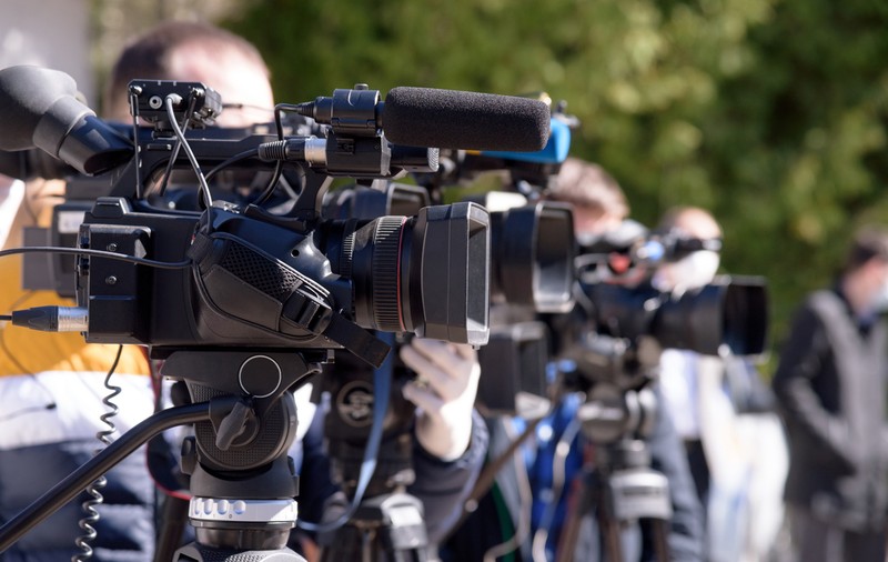 Portița legală prin care politicienii cumpără presa. Cum au ajuns ziarele și televiziunile la mâna autorităților