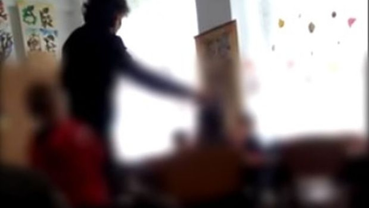 Educatoarea din Vrancea filmată când lovea copii a fost achitată
