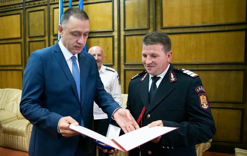 Pompierul care a salvat un copil luat de viitură pe râul Proviţa, decorat şi înaintat în grad