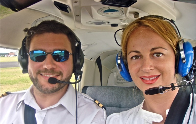 Delia Antal e vitezomană! Ia lecţii de zbor: "Dacă nu era instructorul lângă mine, mă prăbuşeam!"