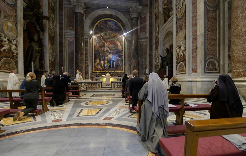 Papa Francisc a oficiat azi prima slujbă publică după o pauză de două luni