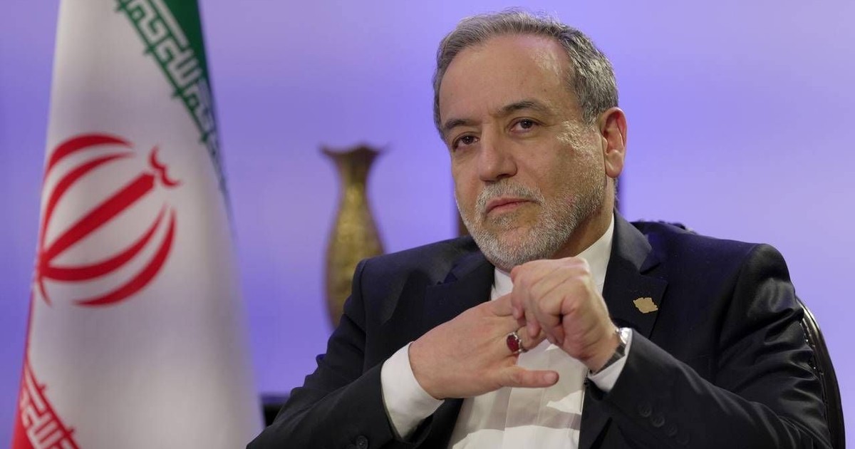 Ministrul iranian de externe, Abbas Araghchi, vorbește în timpul unui interviu. Imagine cu caracter ilustrativ.