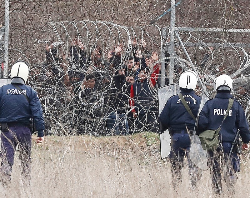 Corespondență de la granița Greciei cu Turcia. Reporterul Mircea Barbu, printre grănicerii eleni care încearcă să țină în loc 20.000 de migranți