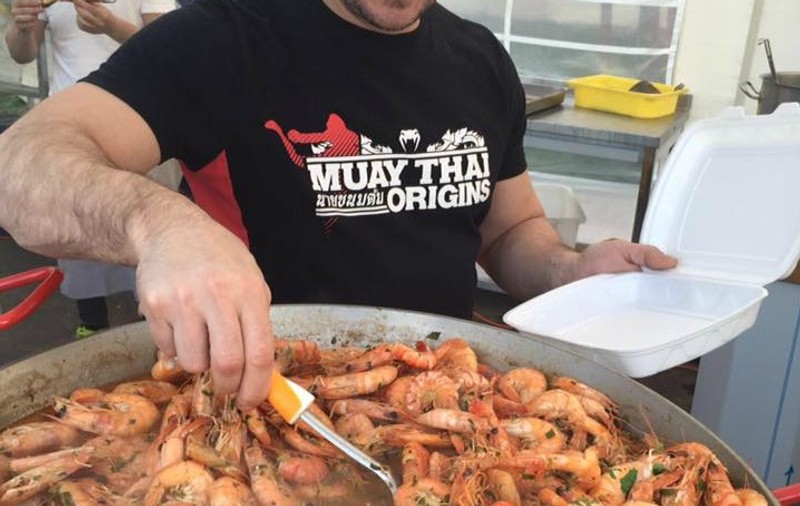 FOTO EXCLUSIV | Din ring, la munca de jos!  Unul dintre cei mai titrați campioni de arte marțiale vinde languste și raci în spatele tarabei!