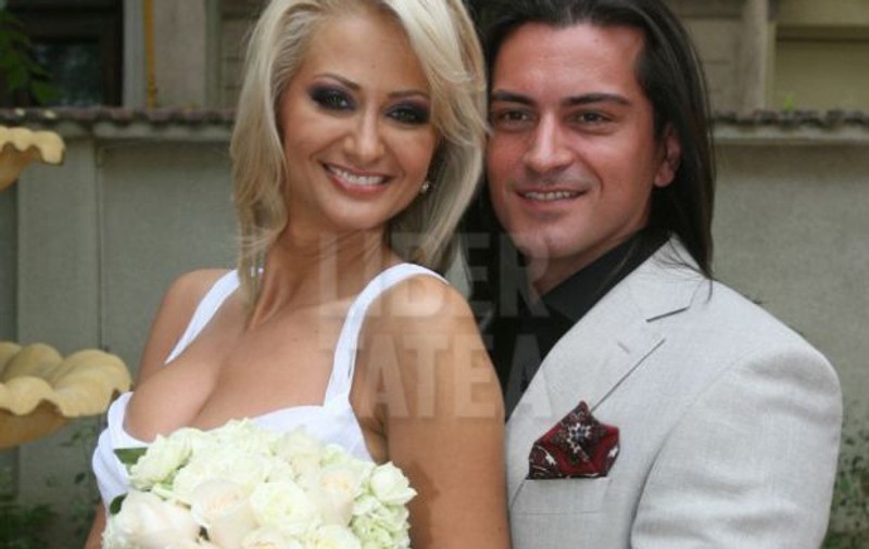 Julia Jianu, tot mai aproape de divorţ? Cântăreaţa şi soţul ei locuiesc separat de doi ani şi nu se mai afişează împreună