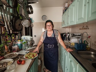 Ramona Pintea, în bucătăria apartamentului ei din Olhão, Portugalia