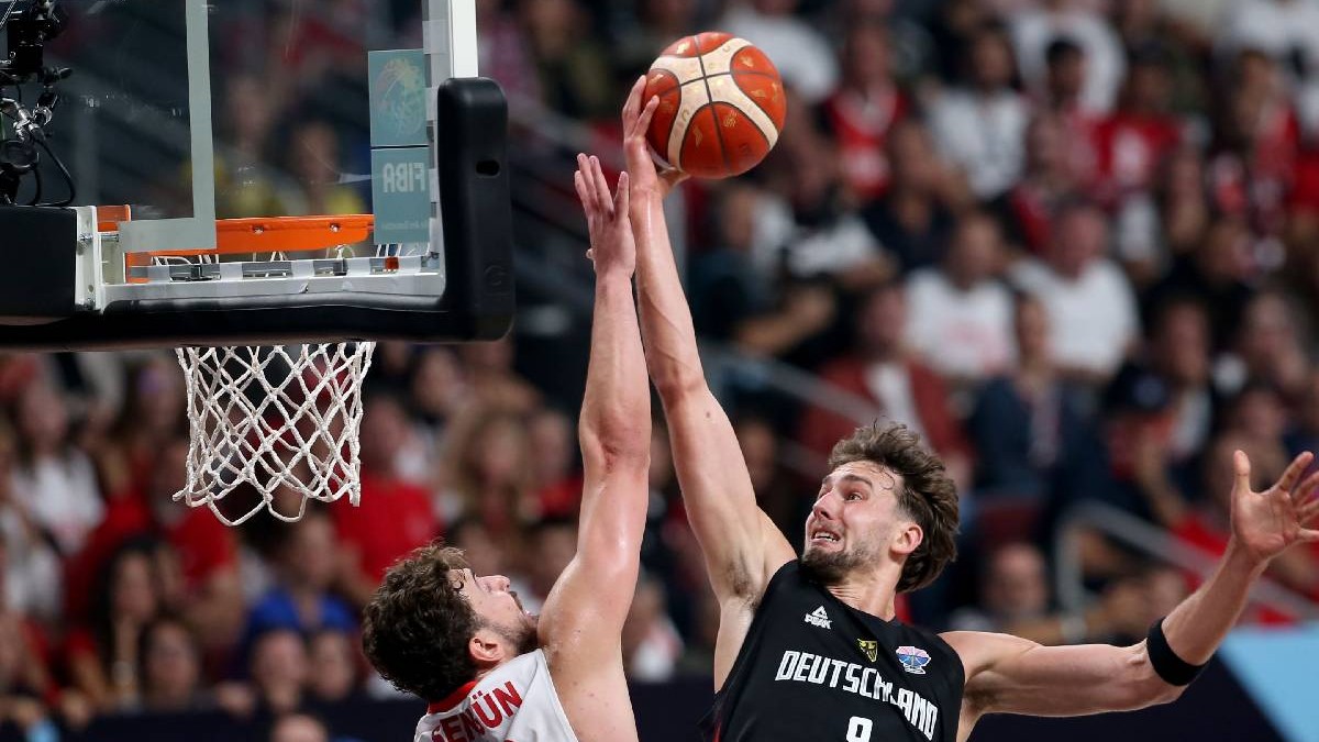 Franz Wagner (dreapta) și Alperen Senguen din Turcia se luptă pentru minge în timpul meciului de baschet final FIBA ​​EuroBasket 2025 dintre Turcia și Germania, de la Riga.