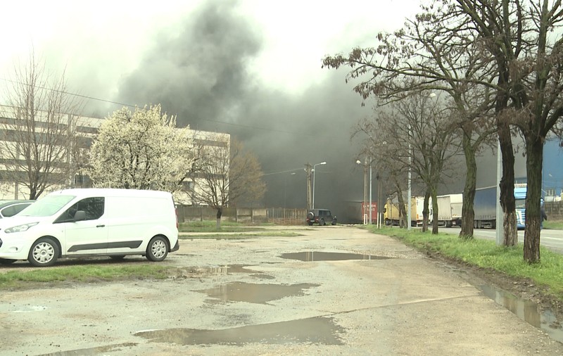 Incendiu puternic la o fabrică din Oradea. Flăcările toxice au fost stinse după cinci ore