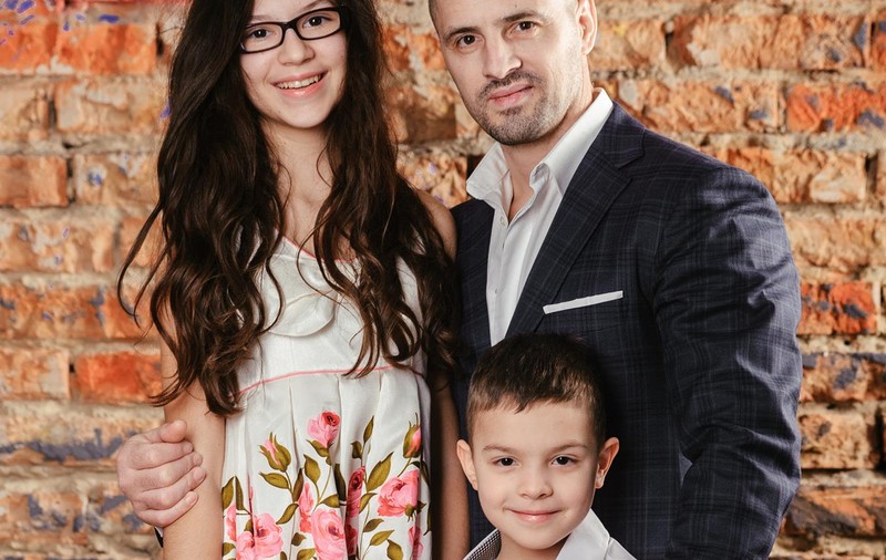 Cezar, mezinul familiei Stratan debutează cu o întârziere de cinci ani. Tododată se lansează formația Familia Stratan, un Kelly Family autohton