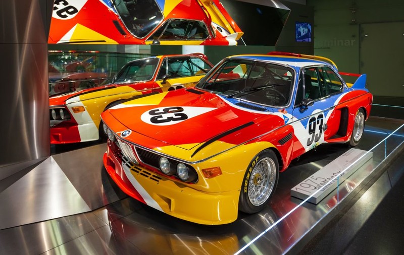 BMW Art Car 3.0 CSL, creat de Alexander Calder în 1975, a ajuns la București. „Batmobilul” a participat la Cursa de 24 de ore de la Le Mans