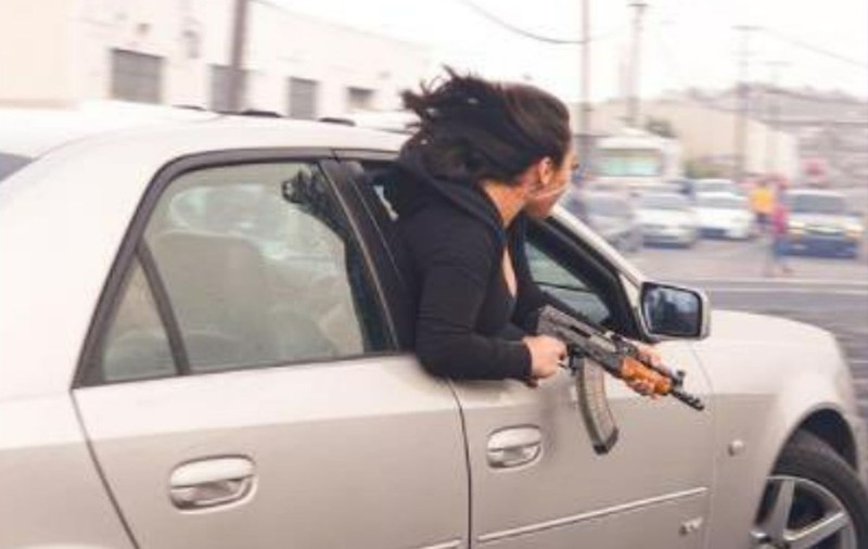 Femeie din San Francisco fotografiată ieșind pe geamul unei mașini, înarmată cu o mitralieră AK-47