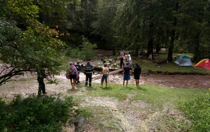 FOTO & VIDEO | Viitură în județul Sibiu. 12 persoane au fost salvate din mijlocului râului Avrig
