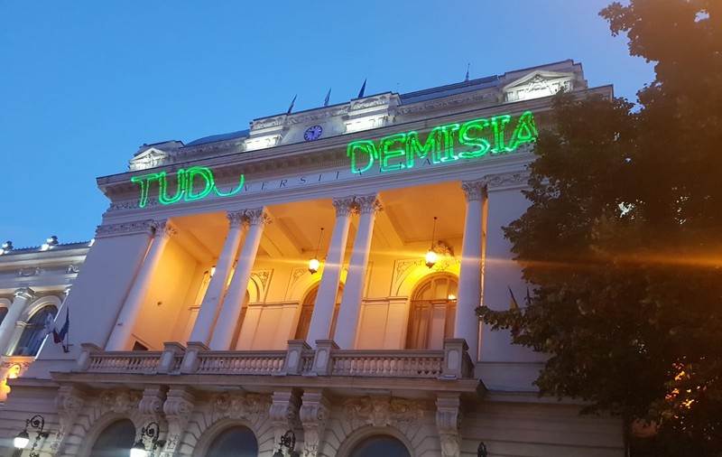Protest cu laserul la Universitatea  Alexandru Ioan Cuza din Iași, după vopseaua roșie aruncată pe trepte. „Tudorel demisia”