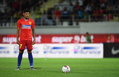 Florinel Coman se pregătește în stilul lui Ronaldo la loviturile libere FOTO: Raed Krishan/Gazeta Sporturilor