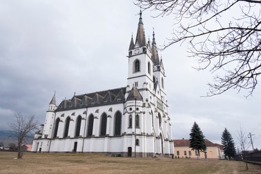 Biserica fortificată e primul lucru care se vede de departe când conduci spre Ditrău. De aproape e și mai impunătoare.