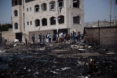 Oamenii din Sanaa, Yemen se află în fața distrugerilor cauzate de racheta unei drone controlate de forțele saudite, pe 26 martie 2022. Foto: Profimedia