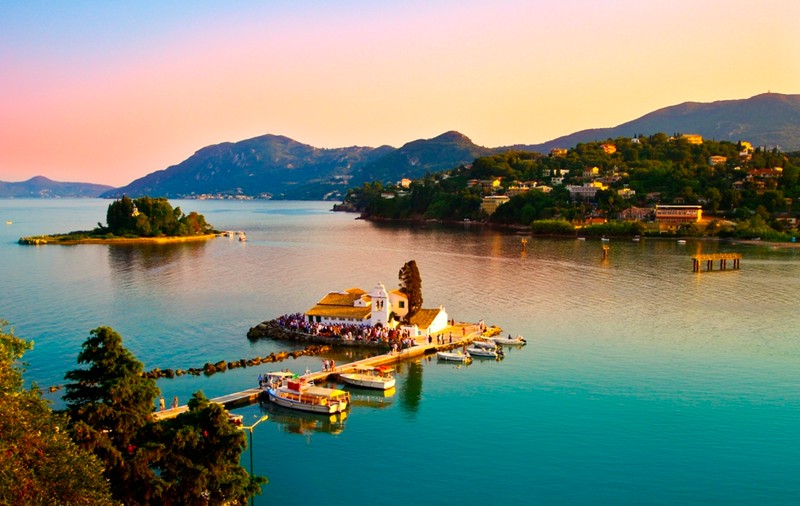 (P) Staţiuni liniştite cu urme de sălbăticie, din Corfu