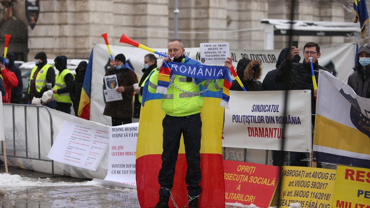 Aproape 100 de polițiști și grefieri pichetează sediul MAI FOTO: Dumitru Angelescu