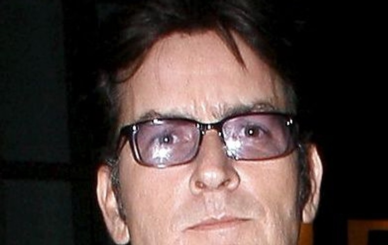 Charlie Sheen părăseşte serialul "Doi bărbaţi şi jumătate" din cauza salariului