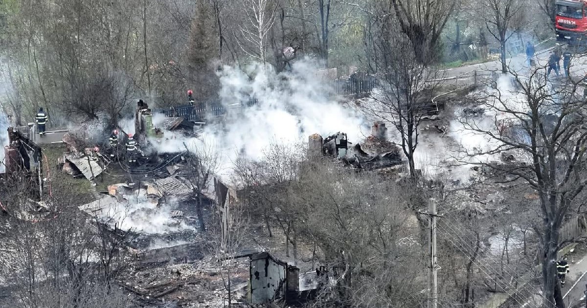 Zeci de case distruse de flăcări în incendiul de la Soveja, județul Vrancea