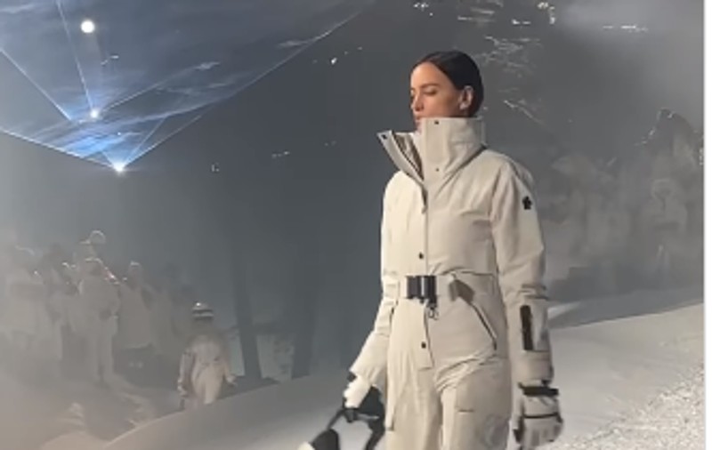 Modelele Irina Shayk și Kate Moss și actrița Anne Hathaway, la prezentarea de modă din mijlocul pădurii, din Elveția. Primar: „Armonie cu natura”