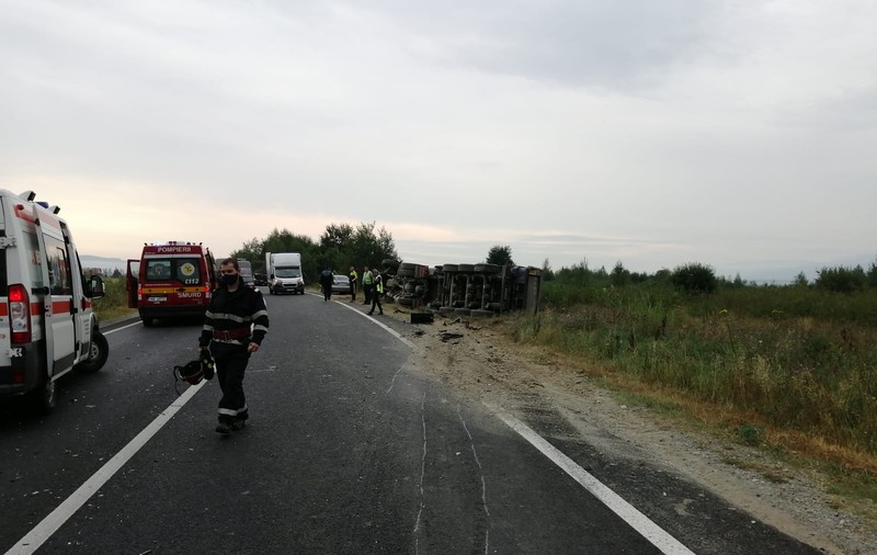 VIDEO | Un autoturism a intrat frontal într-un camion, în Sibiu. Două persoane au murit pe loc, alte trei sunt rănite