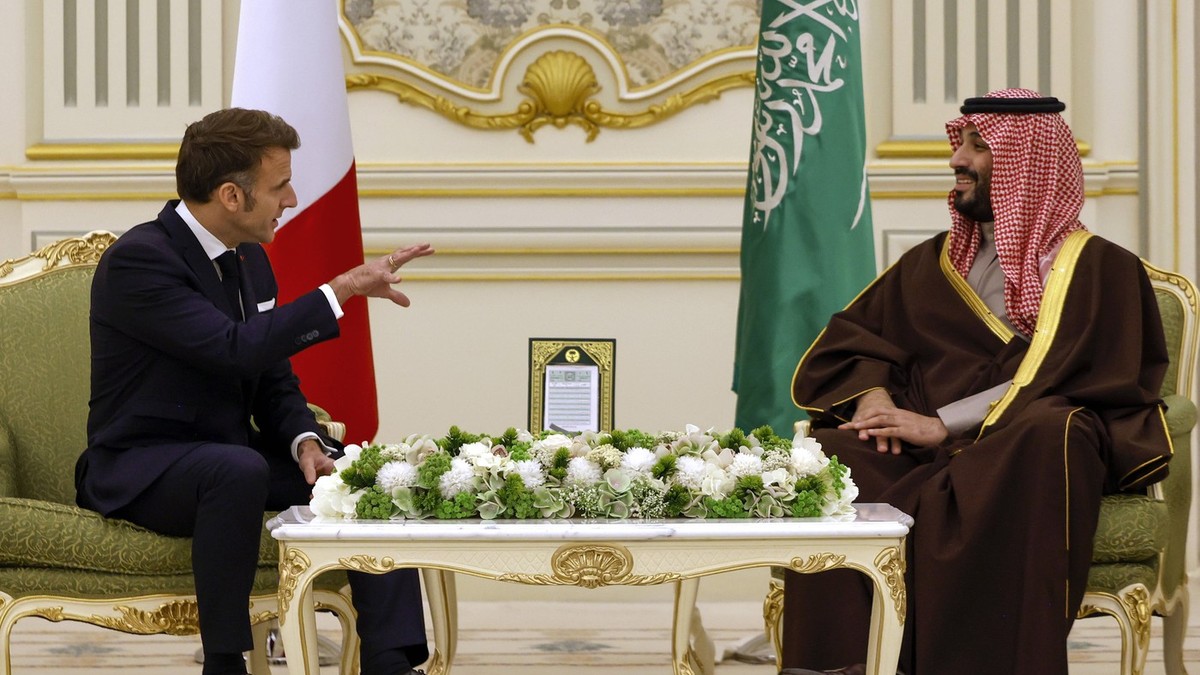 Emmanuel Macron și prințul moștenitor saudit Mohammed Bin Salman Foto: Profimedia