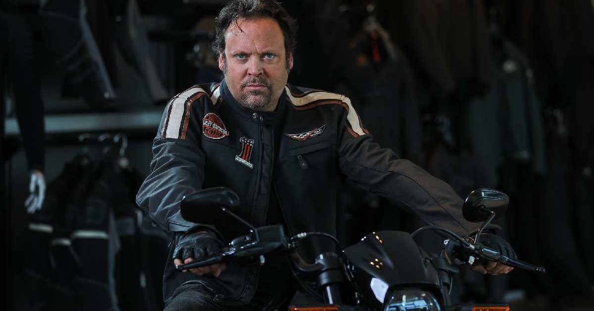 Charlie Ottle pe motocicletă