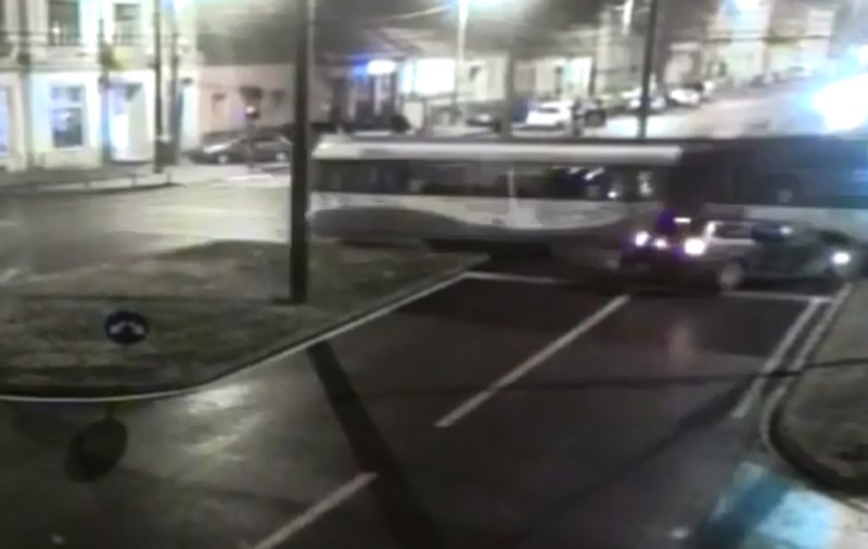 Tramvai lovit de o mașină și deraiat, la Timișoara. Șoferul de 18 ani era beat, drogat și nu avea permis | VIDEO