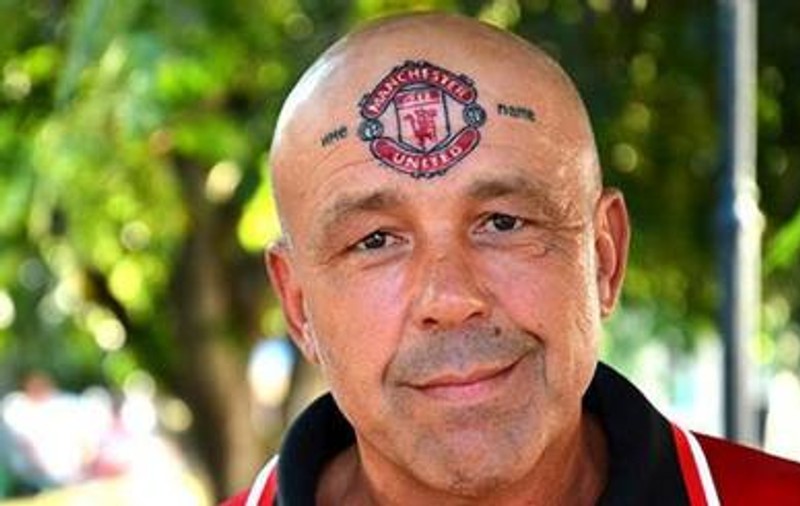 Are doar Manchester United în cap! Un bulgar și-a tatuat stema ”diavolilor” pe frunte!